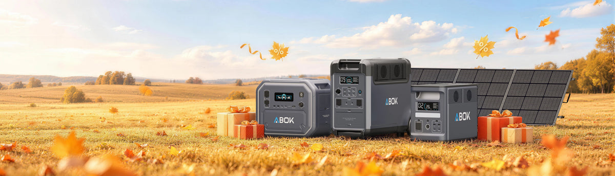 ABOK Herbstaktion: Desktop-Banner mit tragbaren Powerstations in EU-Ausführung, Solarmodulen und Geschenkboxen auf einer herbstlichen Wiese.